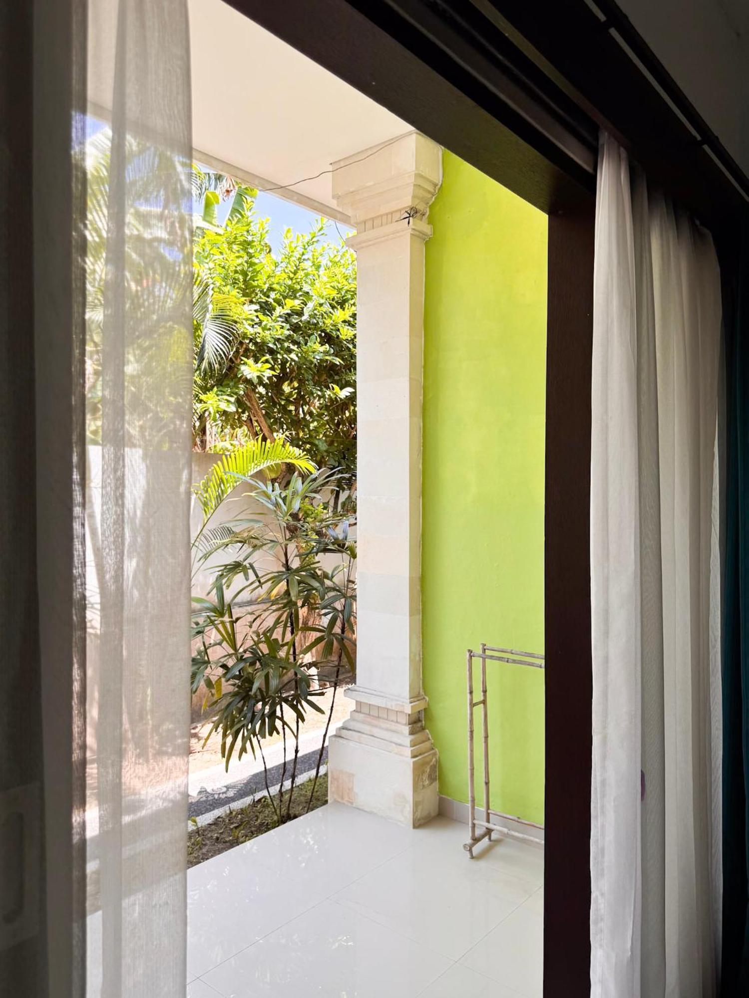 Urban Jungle Beach House Canggu Екстериор снимка